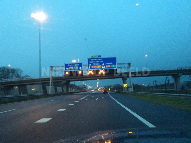 Snelweg A15 afgesloten na ongeval met meerdere voertuigen Gorinchem