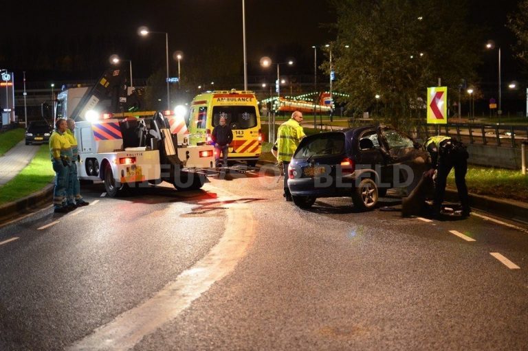 Bestuurder vlucht na éénzijdig ongeval Driemanssteeweg Rotterdam