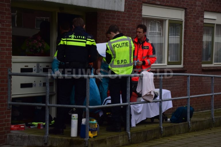 Vrouw (67) overleden na steekpartij in portiek Waalstraat Poortugaal