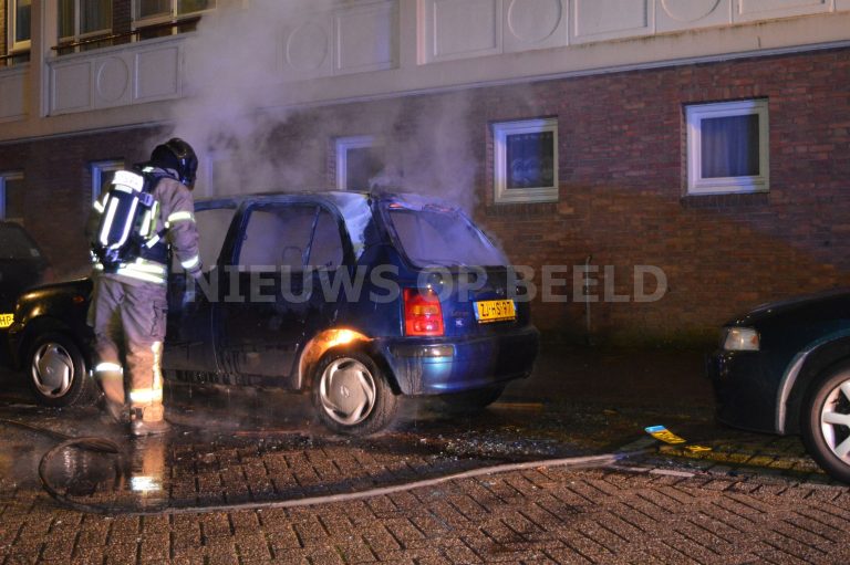 Auto volledig uitgebrand op de Touwslagerstraat Rotterdam