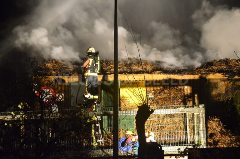 Brandweer redt dieren bij grote brand in kinderboerderij Snijdelwijklaan Boskoop