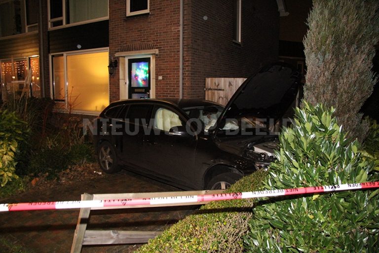 Joyrider (15) sloopt auto van papa en mama Schoolstraat Nieuwerkerk a/d IJssel (video)