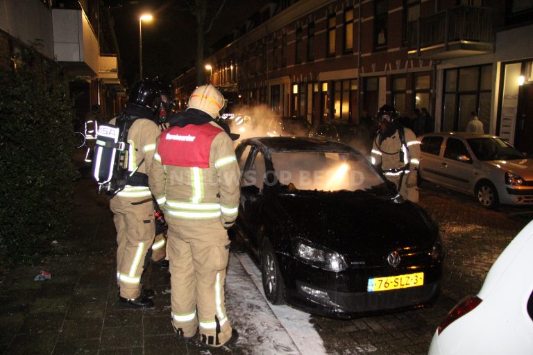 Auto volledig uitgebrand Ooievaarstraat Rotterdam