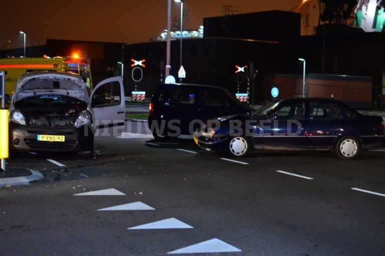 Gewonde na ongeval met meerdere voertuigen Rietdijk Rotterdam