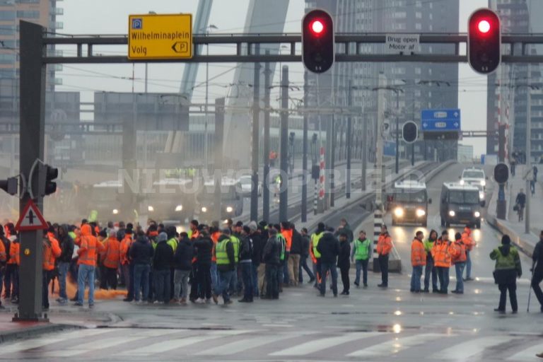 Boze havenarbeiders demonstreren in centrum Rotterdam
