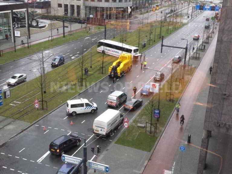 Spaanse buschauffeur muurvast op trambaan na domme actie Weena Rotterdam