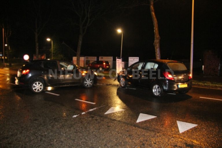 Gewonde na frontale aanrijding Hoofdweg-Zuid Nieuwerkerk aan den IJssel