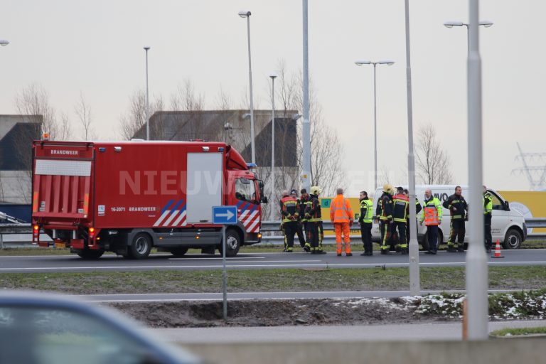 Busje en politie auto vast in berm A4 Leiderdorp