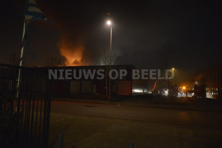 Grote brand in bedrijfspand Anthonetta Kuijlstraat Rotterdam (video)