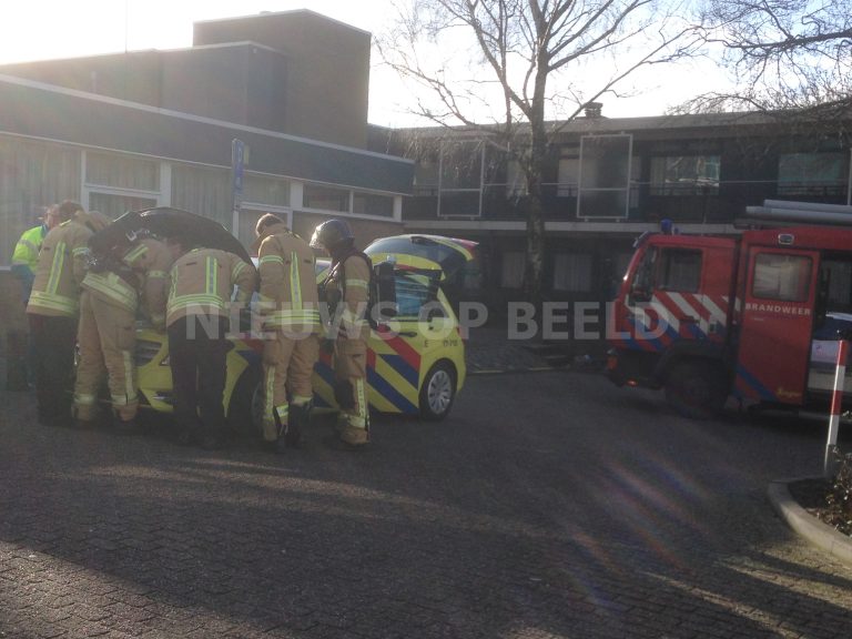 Brandweer onderzoekt brandlucht uit voertuig huisartsenpost Hendrick Staetsweg Rotterdam