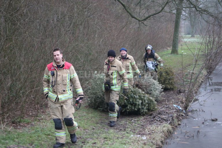 Jeugd steekt kerstbomen in de brand Vlaardingen