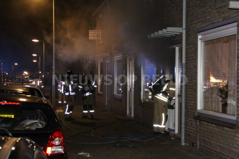 Gewonden en kat overleden bij woningbrand Jacob van Ruysdaelsingel Capelle aan den IJssel (video)