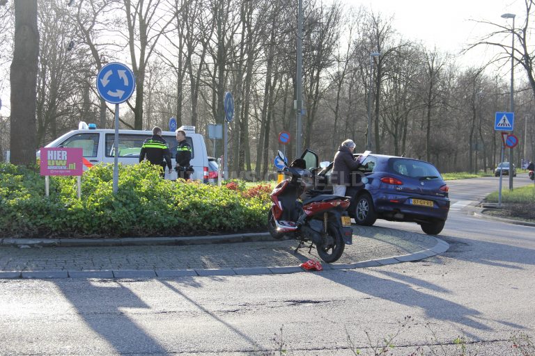 Bestuurder scooter gewond aan rug na aanrijding met auto Keerkring Capelle aan den IJssel