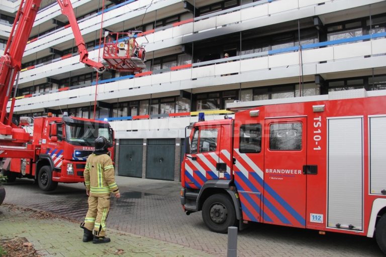 Uitslaande brand met gewonde flat Sinclair Lewisplaats Rotterdam Ommoord (video)