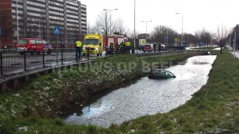Auto raakt door gladheid te water in Papendrecht