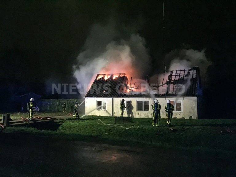 Woning brandt volledig uit Schaweg Mookhoek