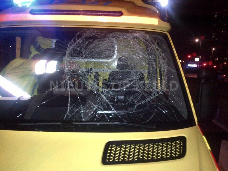 Aanslag met zware tas op spoedrijdende ambulance Westzeedijk Rotterdam
