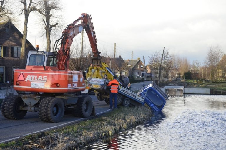 Bestelbus met aanhanger te water Bovenberg Bergambacht