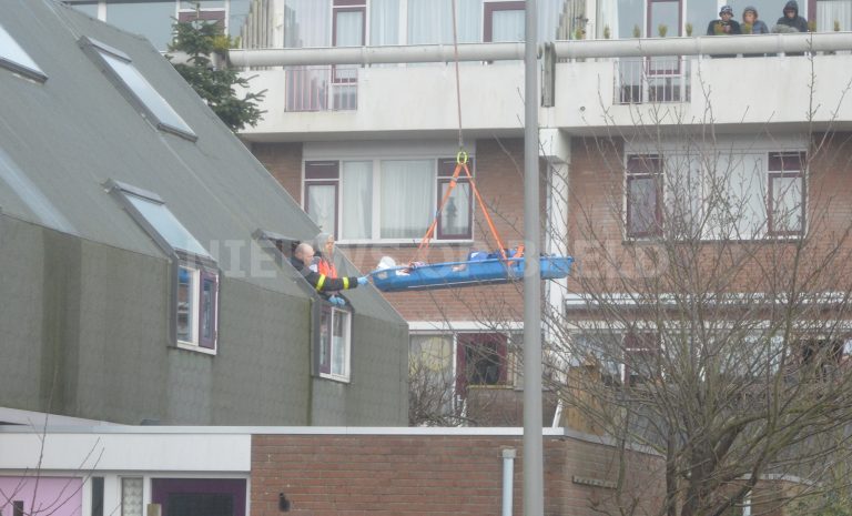 Brandweer haalt op bijzondere manier patient uit woning Charlie Parkerrode Zoetermeer