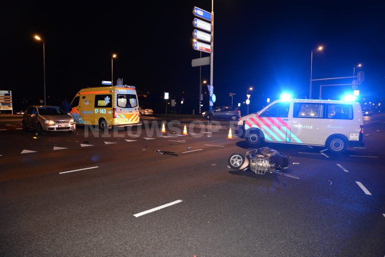 Gewonde na ongeval tussen scooter en auto John F Kennedylaan Rotterdam