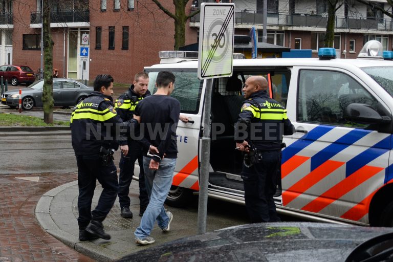 Agenten ondersteund door politiehelikopter bij succesvolle aanhouding woningbrekers Rotterdam-West