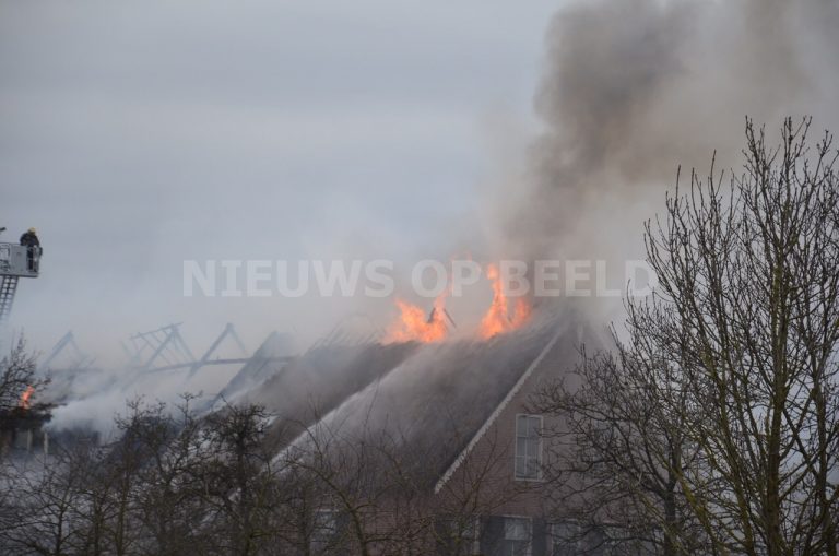 Grote brand in rietendak van woning Bovenberg Bergambacht