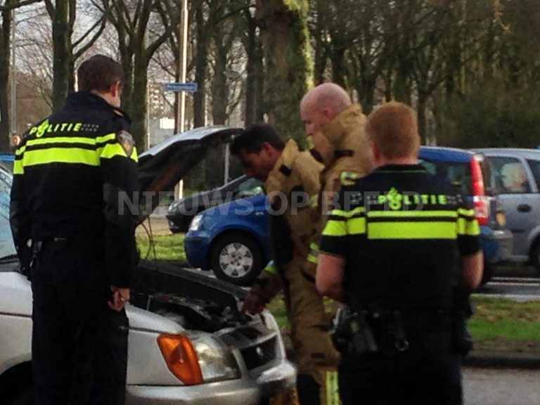 Lege olietank veroorzaakt rookontwikkeling onder motorkap auto Prinsenlaan Rotterdam