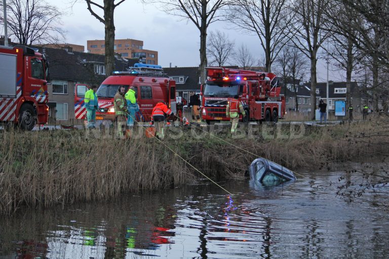 Bestuurder spoorloos na te water geraakte auto Abram van Rijckevorselweg Capelle aan den IJssel (VIDEO)