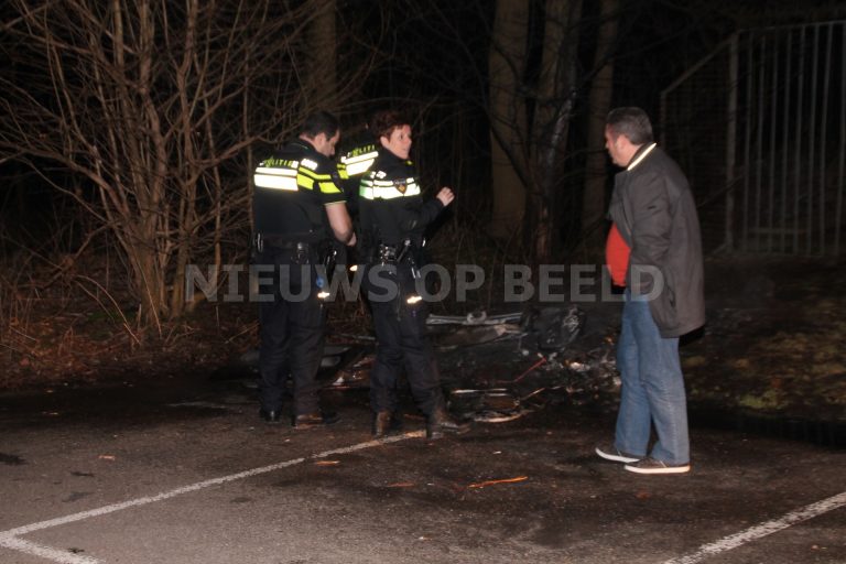 Auto-onderdelen in de brand gestoken Parkweg Schiedam