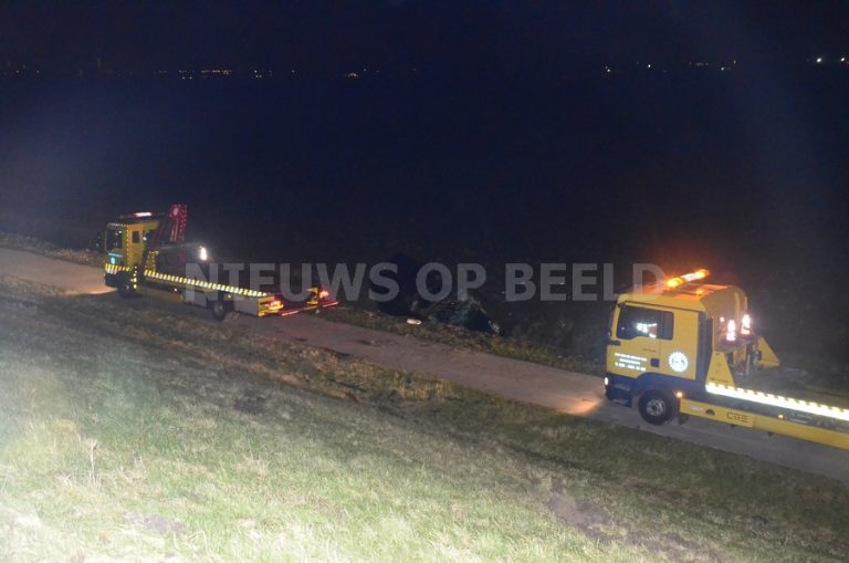 Busje rijdt van metershoog talud, slaat over de kop en raakt te water – Zevenhuizen