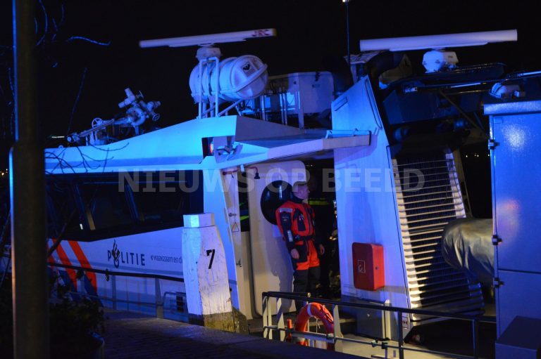 Verstekeling aangetroffen op binnenvaartschip Bartel Wiltonkade Rotterdam