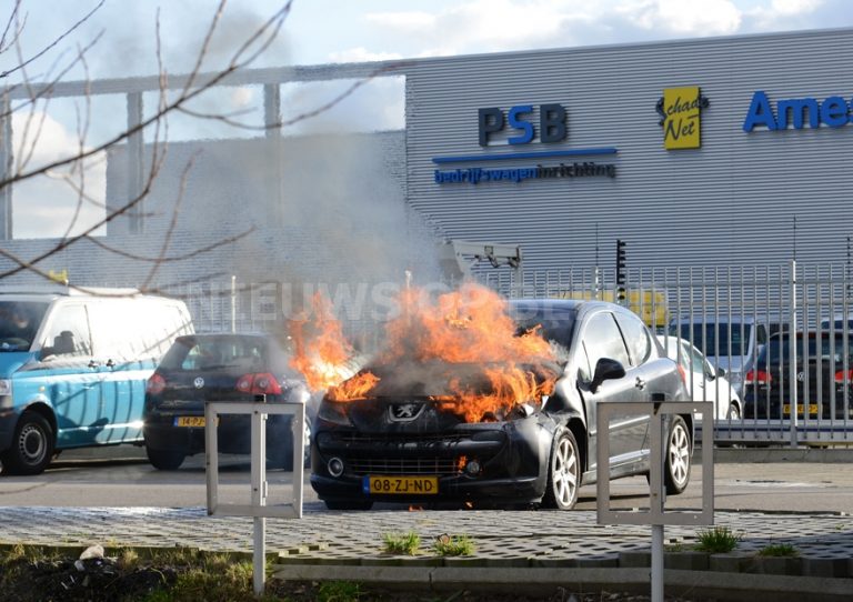 Auto verwoest door brand Langeweg Zwijndrecht