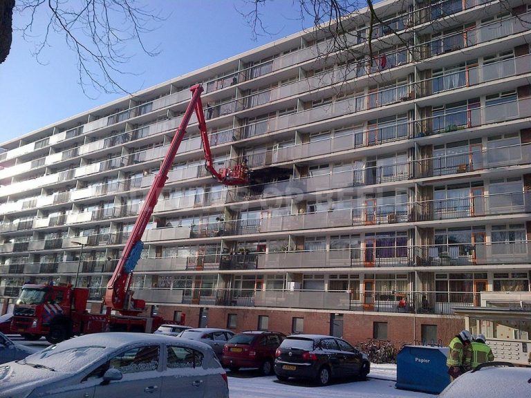 Uitslaande brand na mogelijke explosie in flatwoning Koniginnelaan Vlaardingen
