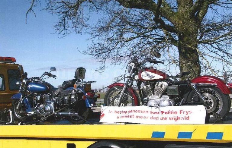 Drie motoren, auto en geld in beslag genomen bij huiszoekingen Drachten en Terband