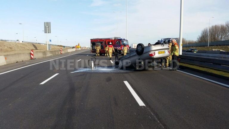 Automobilist komt op de kop tot stilstand op de A15 bij Rhoon