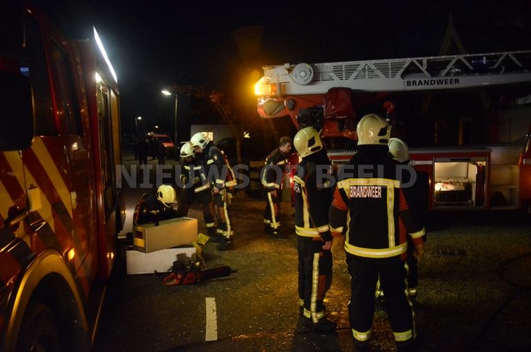 Middelbrand in woning met rietenkap aan de Bosweg in Stolwijk