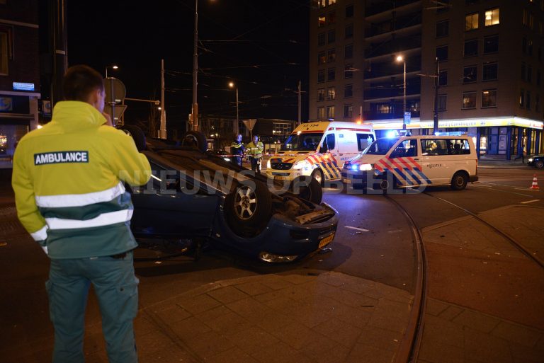 Auto op de kop na aanrijding Boezemweg Rotterdam