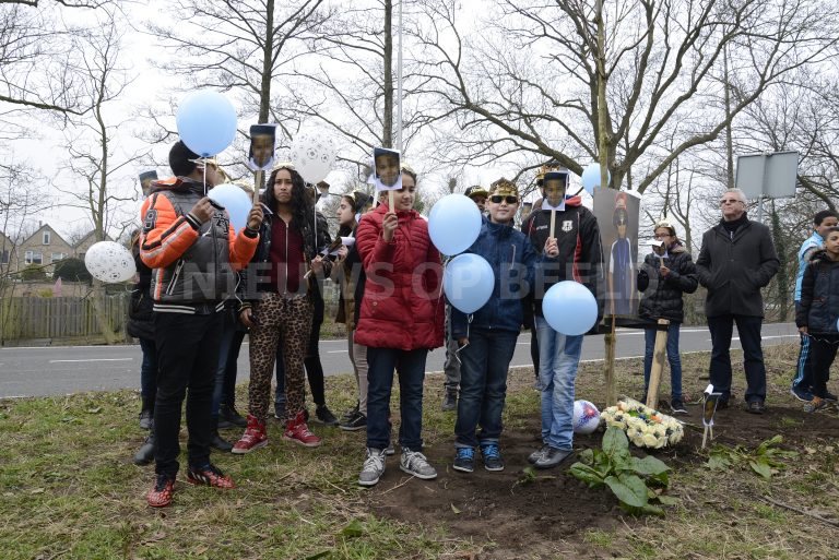 Familie en vrienden plaatsen boom voor verkeersslachtoffer Nigel Landveld Capelseweg Capelle aan den IJssel (video)