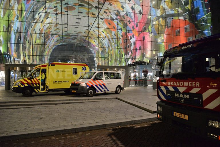 Kleine explosie in kraam van Markthal Rotterdam (video)
