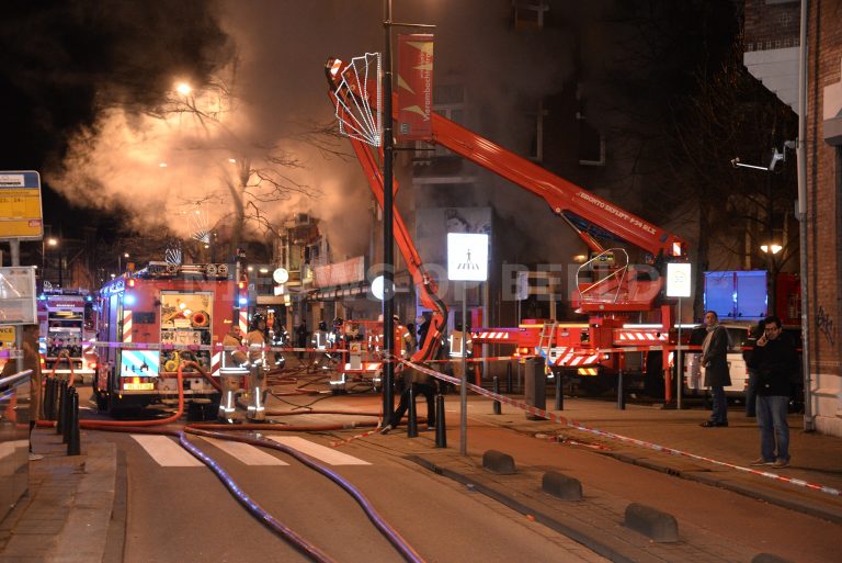 Grote brand in winkel mogelijk aangestoken Gerrit van Lindenstraat Rotterdam (video)