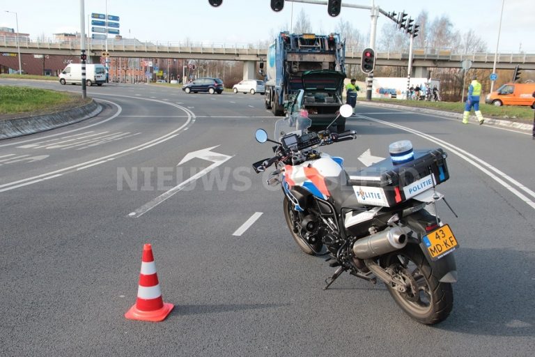 Auto klapt tot stilstand achterop een vuilniswagen Capelseplein Capelle aan den IJssel