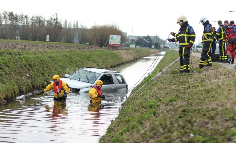 Automobilist raakt te water Trambaan N491 Strijen