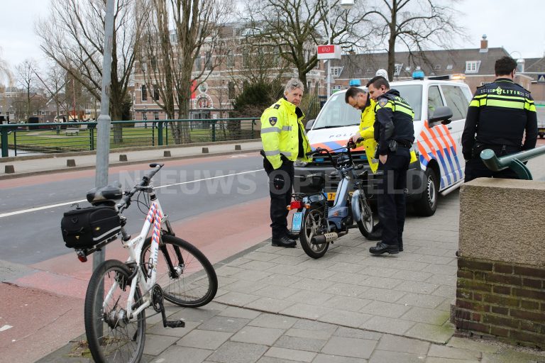 Gewonde op scooter na ongeval met auto Witte Singel Leiden