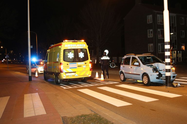 Bestuurder en passagier gewond na aanrijding met verkeerspaal Karel Doormanlaan Katwijk