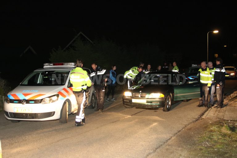 Politie achtervolging uit Delft eindigt met beet door politiehond en aanhouding van vier verdachten in Roelofarendsveen
