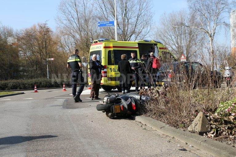 Scooterrijder gewond bij aanrijding met auto IJsselmeerlaan met Zwartemeerlaan Leiden