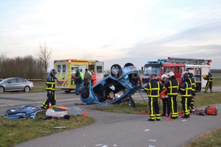 [Foto update] Ernstig ongeval met twee voertuigen Oosthoek Piershil