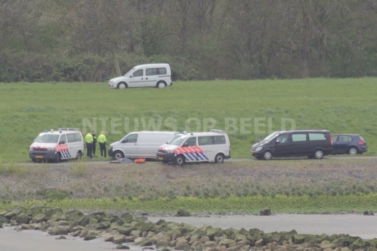 Politie onderzoekt stoffelijk overschot in water Nieuwe Waterweg Rozenburg