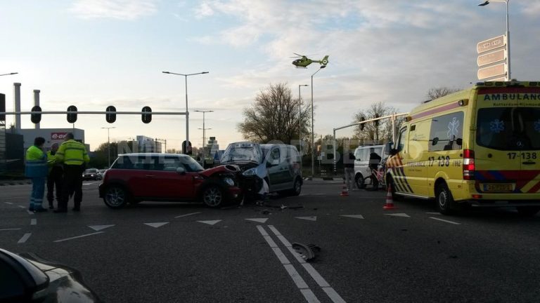 Vrouw gewond na ernstig ongeval tussen twee voertuigen Hoofdweg Capelle a/d IJssel