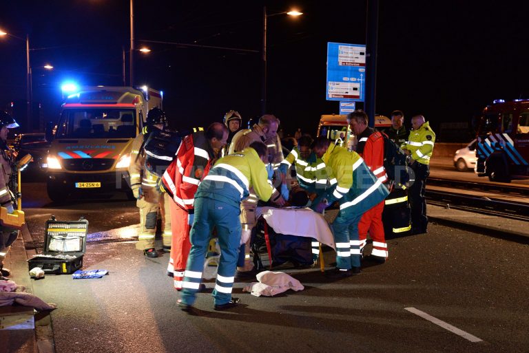 Zwaar éénzijdig ongeval met twee gewonden Varkenoordseviaduct Rotterdam (VIDEO)
